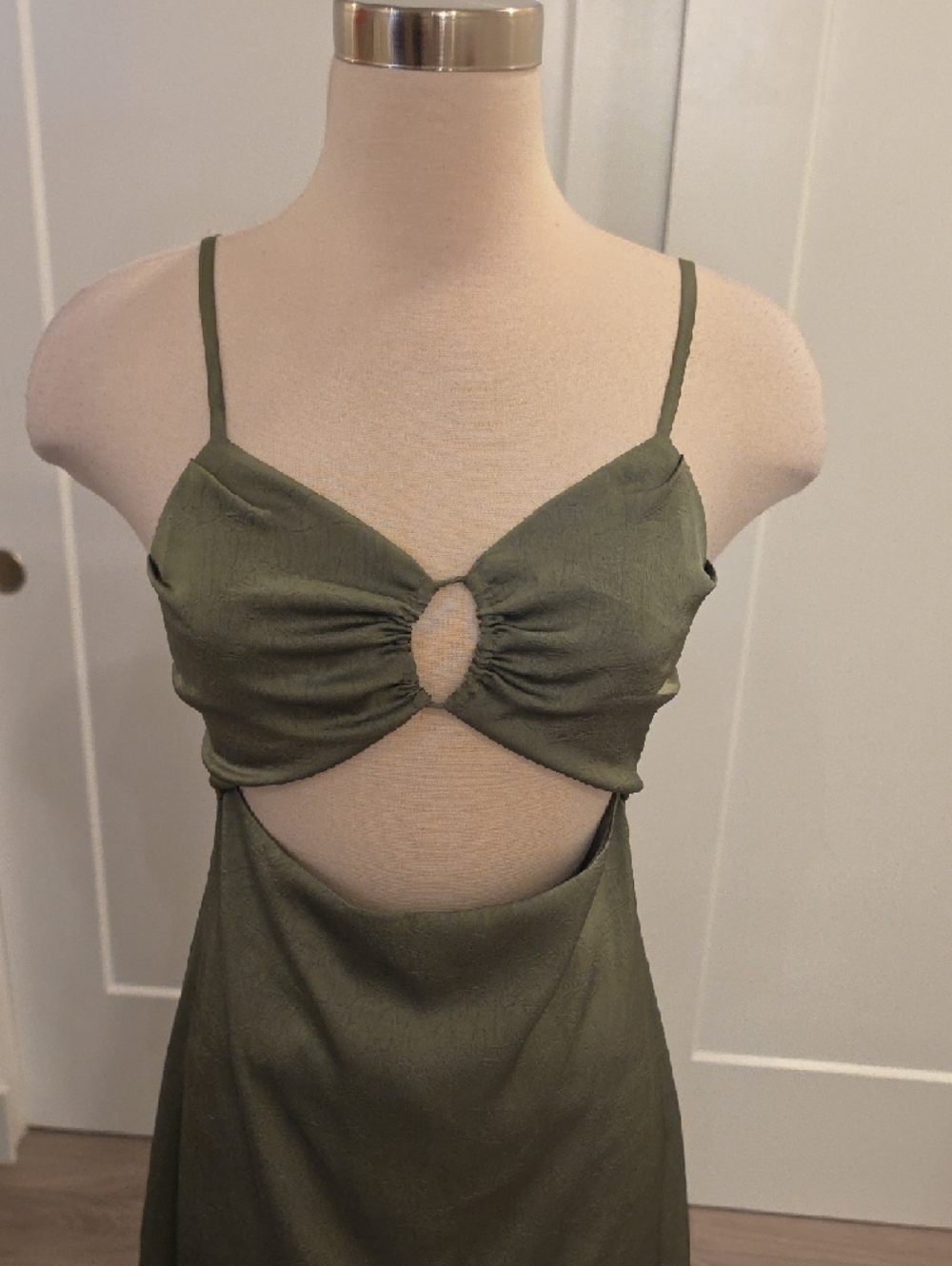 Boamar olive color Cutout Maxi Dress with Keyhole Front size S. New with tags - Picture 4 of 8